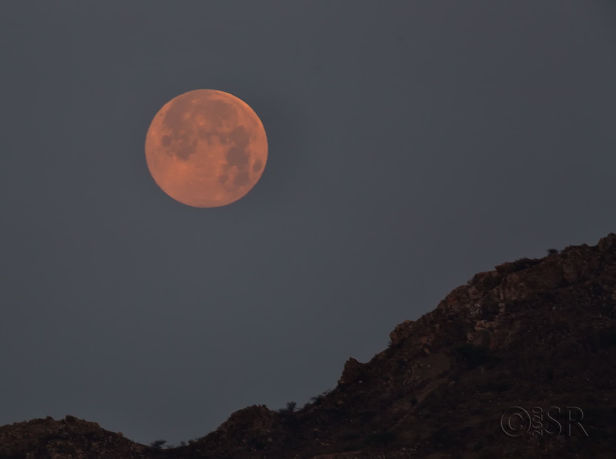 _J2A6104-supermoon-set-web